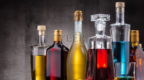 玻璃水瓶和各种含酒精饮料的瓶子.